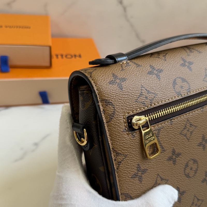 LV 拼接郵差包 M44876 晶片款-13