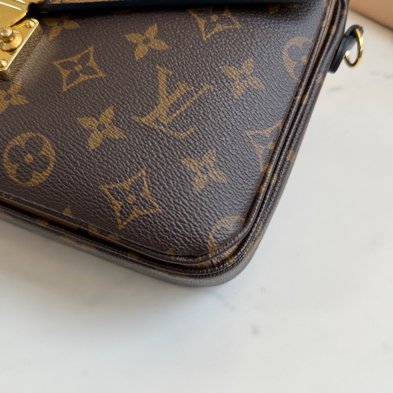 LV 拼接郵差包 M44876 晶片款-15