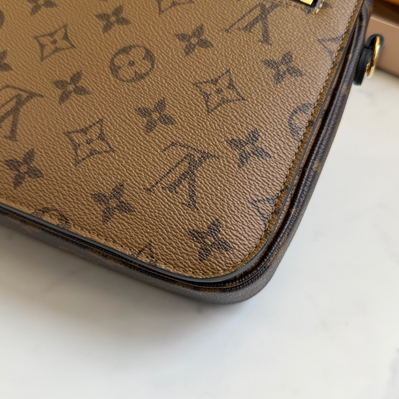 LV 拼接郵差包 M44876 晶片款-17