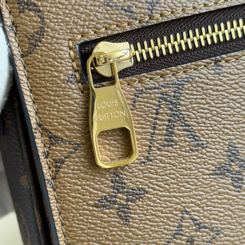 LV 拼接郵差包 M44876 晶片款-18