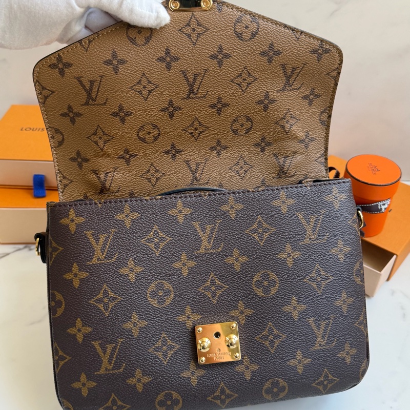 LV 拼接郵差包 M44876 晶片款-20