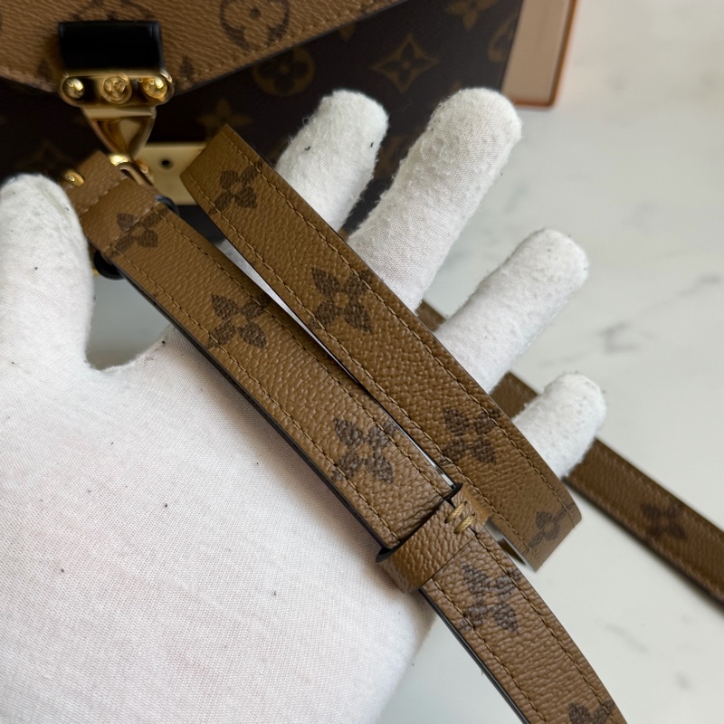 LV 拼接郵差包 M44876 晶片款-27