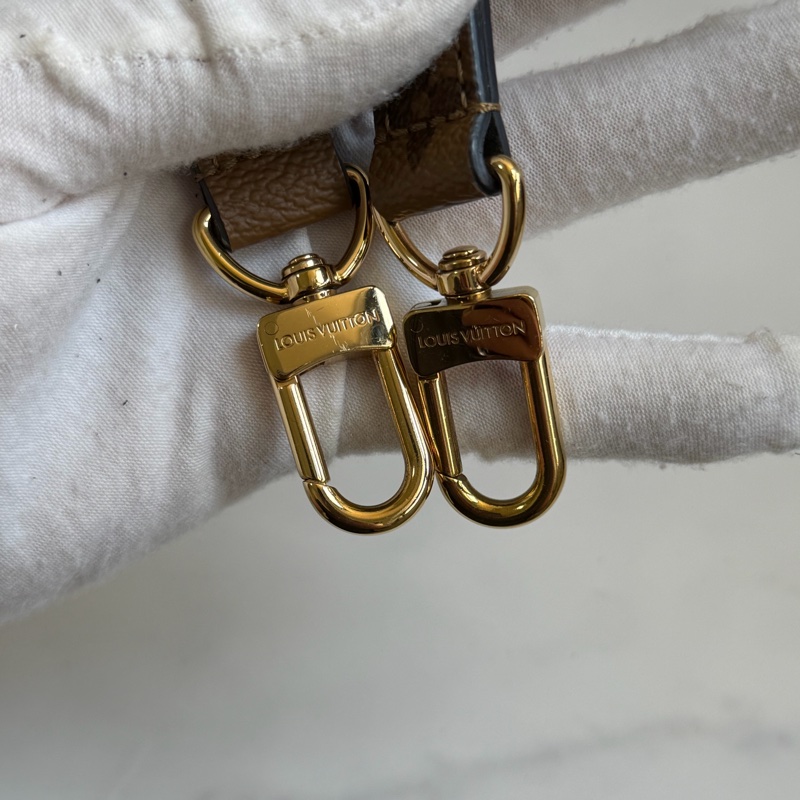 LV 拼接郵差包 M44876 晶片款-29