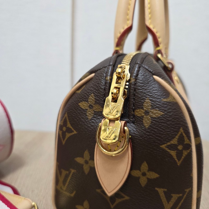 [新年優惠持續中🧧好物把握] LV原花金釦Speedy20手提斜背-33