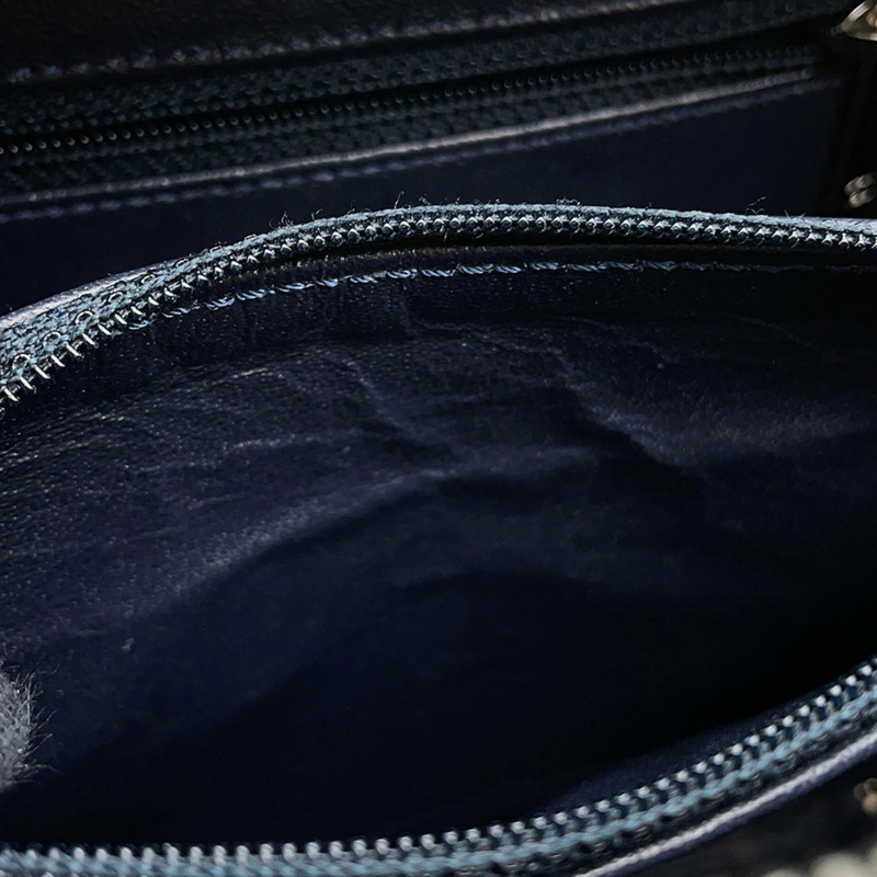 香奈兒 CC 鏤空邊框化妝包,魚子醬紋皮革,白色,A93343-11