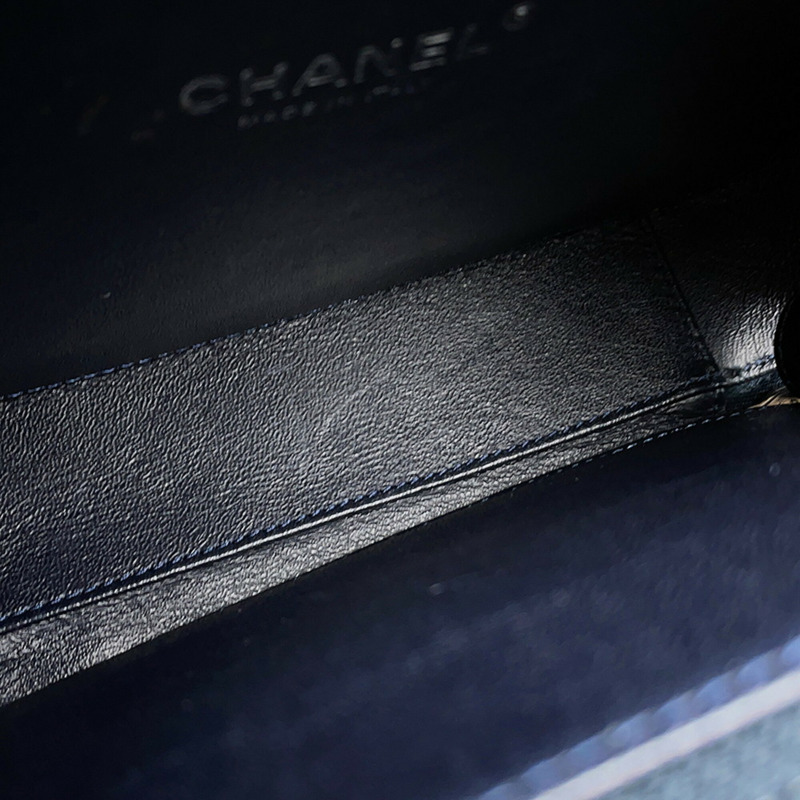 香奈兒 CC 鏤空邊框化妝包,魚子醬紋皮革,白色,A93343-12