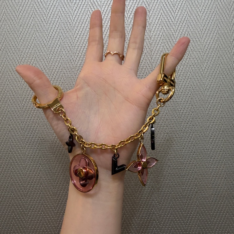 LV 金色金屬粉色Blooming Flowers吊飾M68460-0