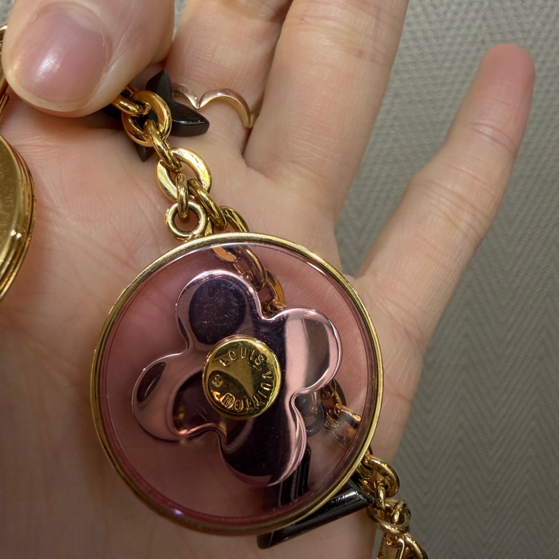 LV 金色金屬粉色Blooming Flowers吊飾M68460-11