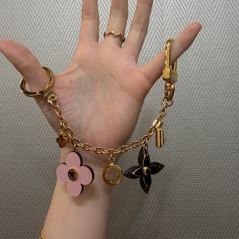 LV 金色原花粉牛皮花卉Logo吊飾M63086
