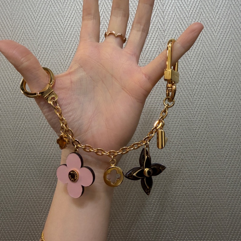 LV 金色原花粉牛皮花卉Logo吊飾M63086-0