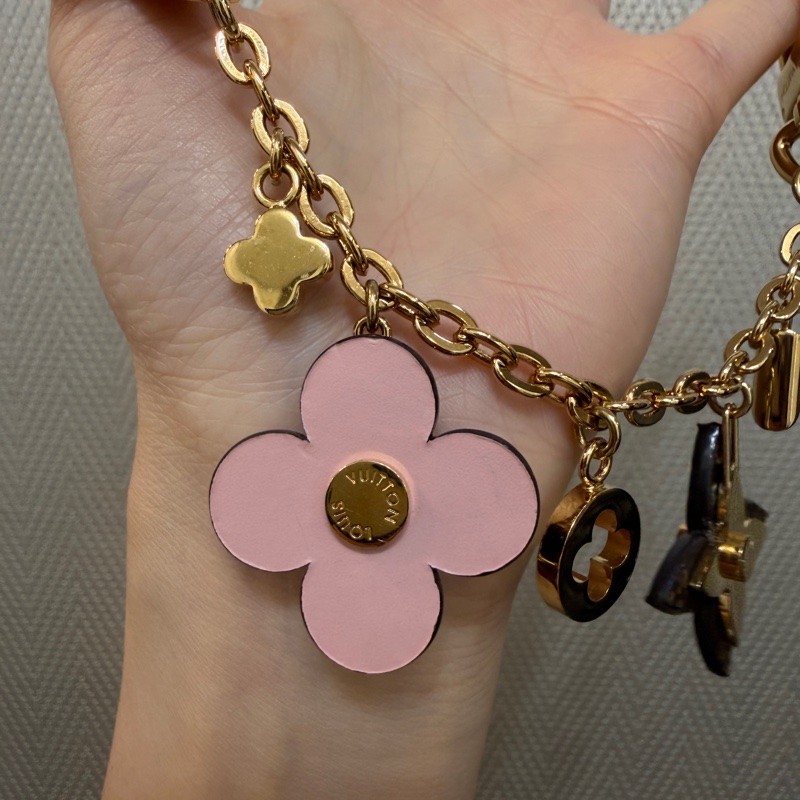 LV 金色原花粉牛皮花卉Logo吊飾M63086-1
