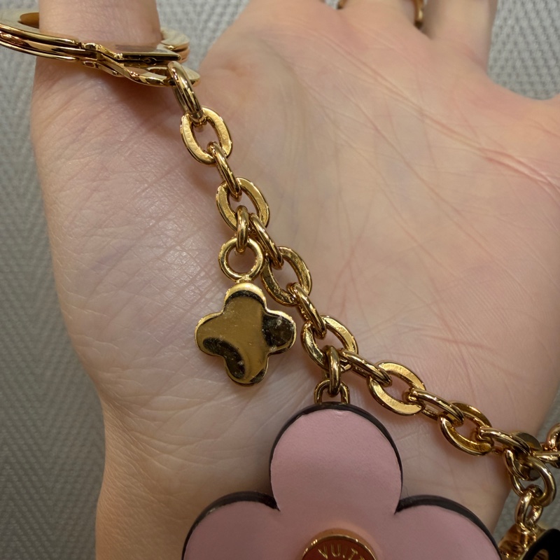 LV 金色原花粉牛皮花卉Logo吊飾M63086-2