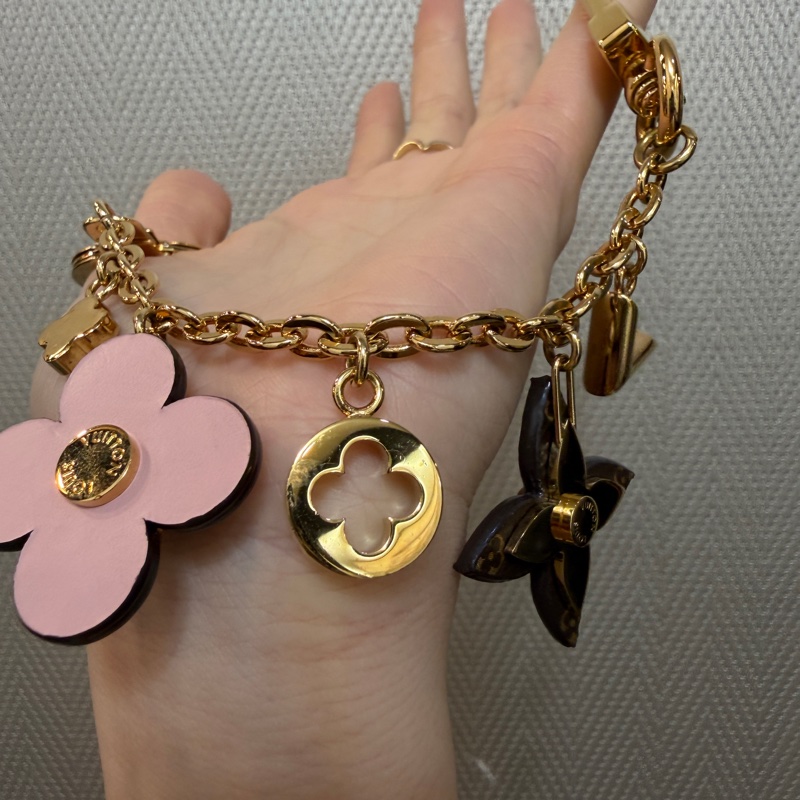 LV 金色原花粉牛皮花卉Logo吊飾M63086-3