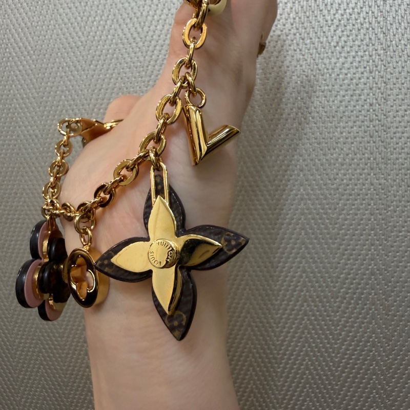 LV 金色原花粉牛皮花卉Logo吊飾M63086-4