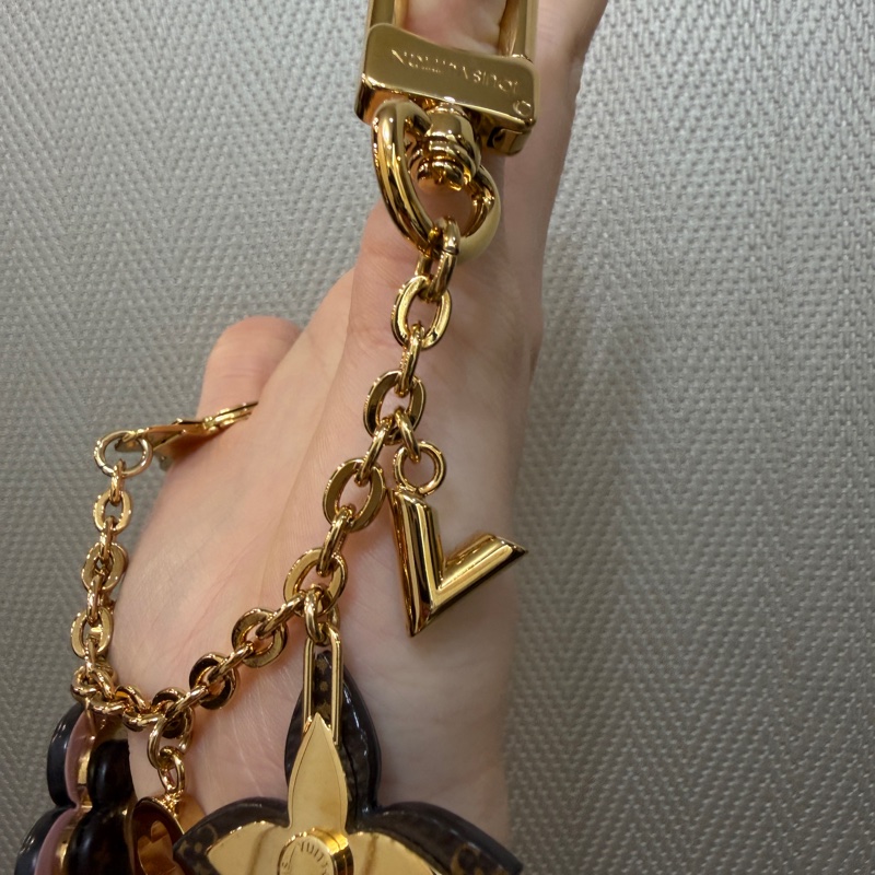LV 金色原花粉牛皮花卉Logo吊飾M63086-5