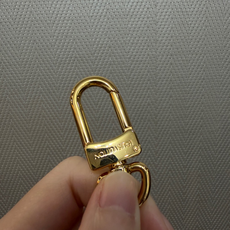 LV 金色原花粉牛皮花卉Logo吊飾M63086-6