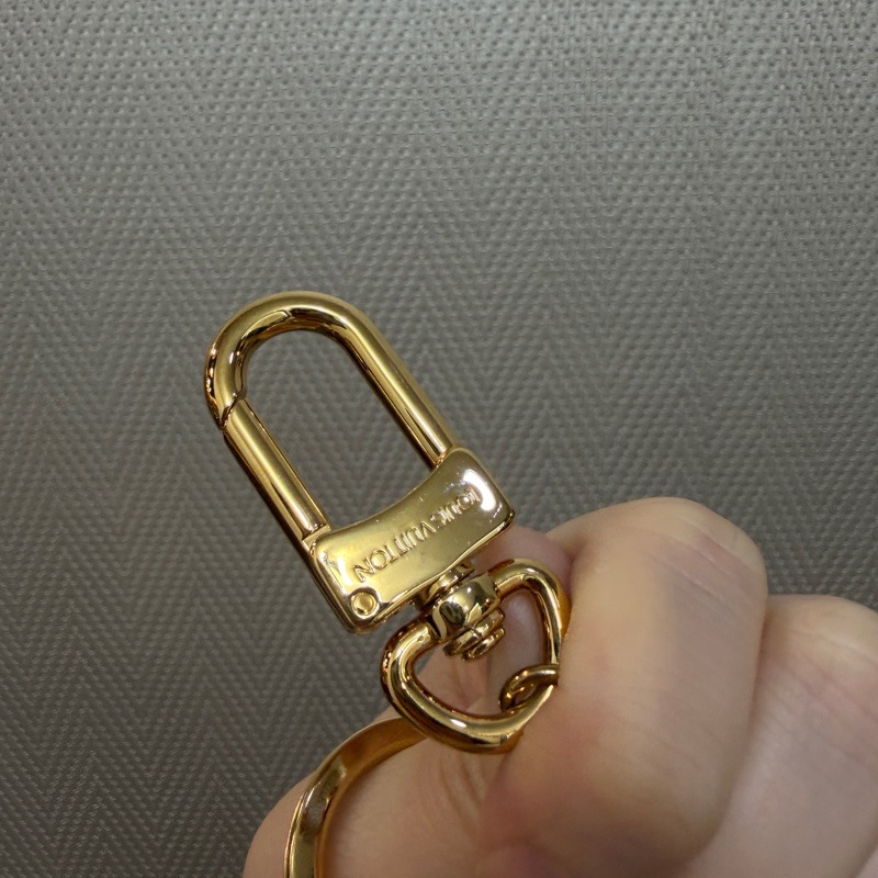 LV 金色原花粉牛皮花卉Logo吊飾M63086-7