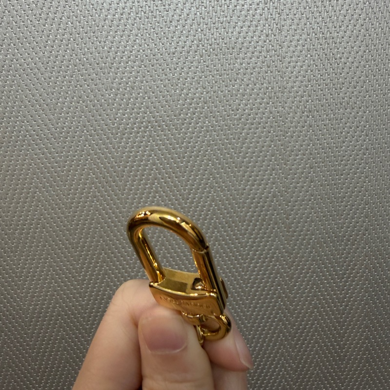 LV 金色原花粉牛皮花卉Logo吊飾M63086-8