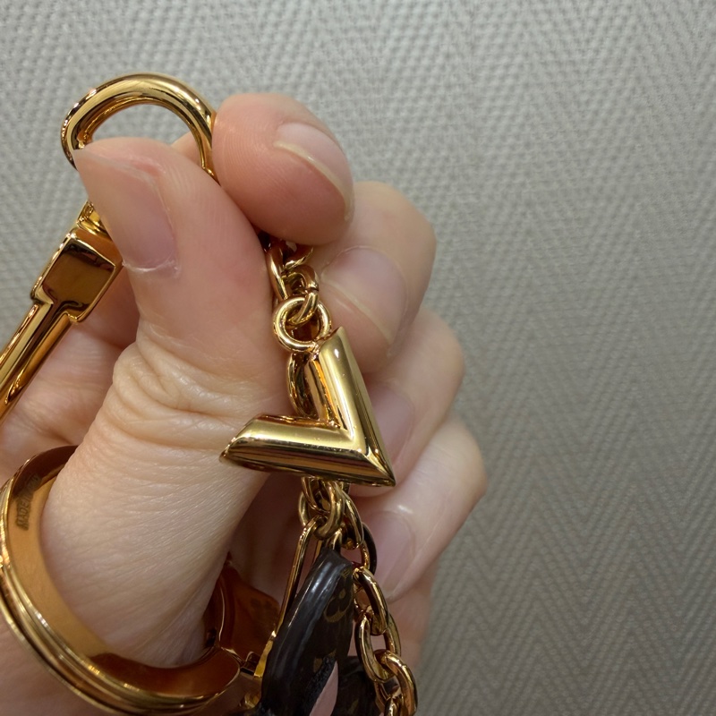 LV 金色原花粉牛皮花卉Logo吊飾M63086-9