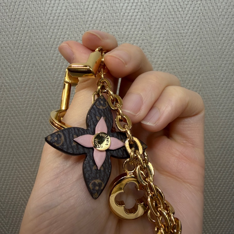LV 金色原花粉牛皮花卉Logo吊飾M63086-10