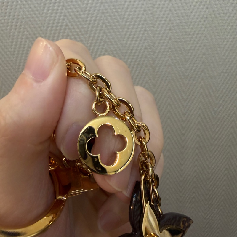 LV 金色原花粉牛皮花卉Logo吊飾M63086-11