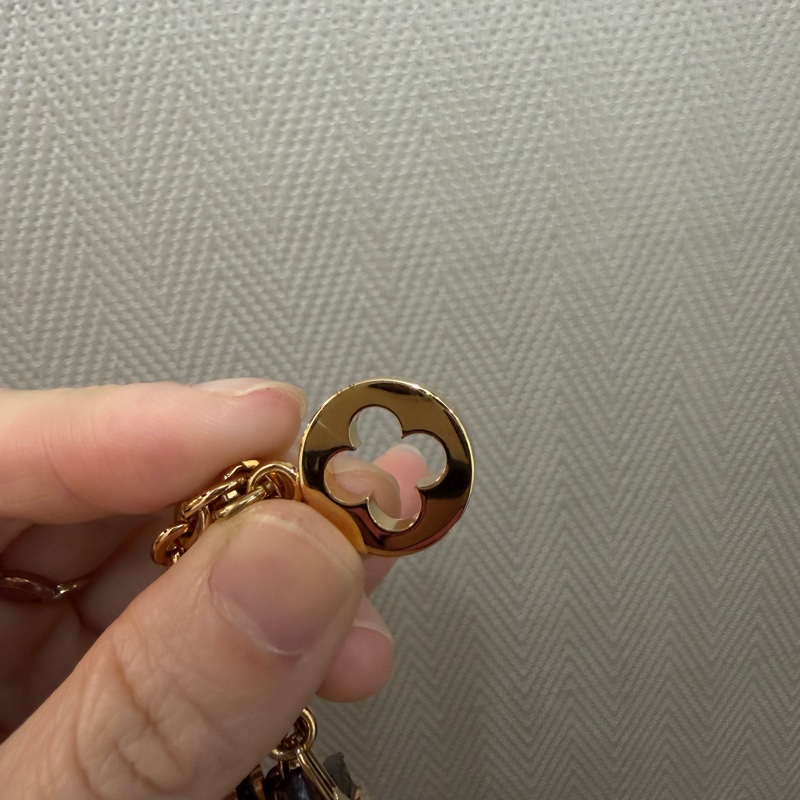 LV 金色原花粉牛皮花卉Logo吊飾M63086-13