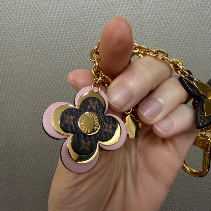 LV 金色原花粉牛皮花卉Logo吊飾M63086-14