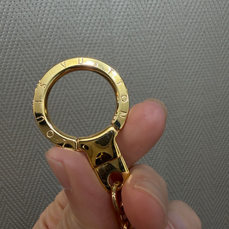 LV 金色原花粉牛皮花卉Logo吊飾M63086-15