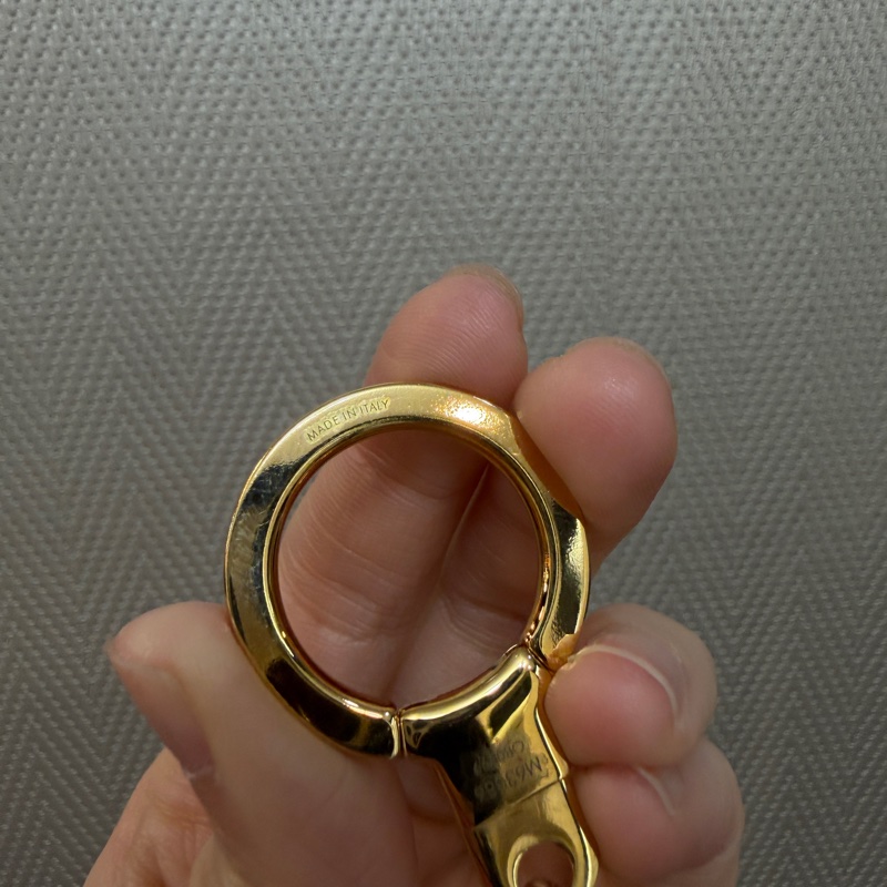 LV 金色原花粉牛皮花卉Logo吊飾M63086-18