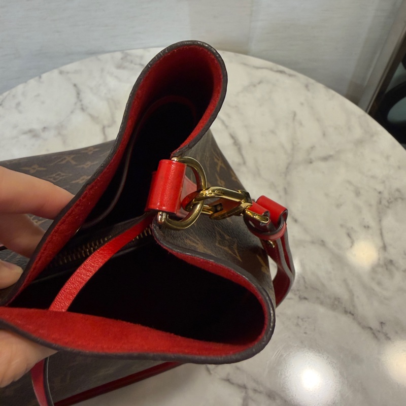 LV 原花拼紅牛皮Neo Noe MM金釦束口肩斜背水桶包M44021-16