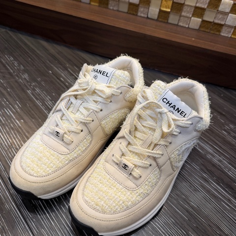 Chanel 白黃毛呢拼米色麂皮運動鞋
