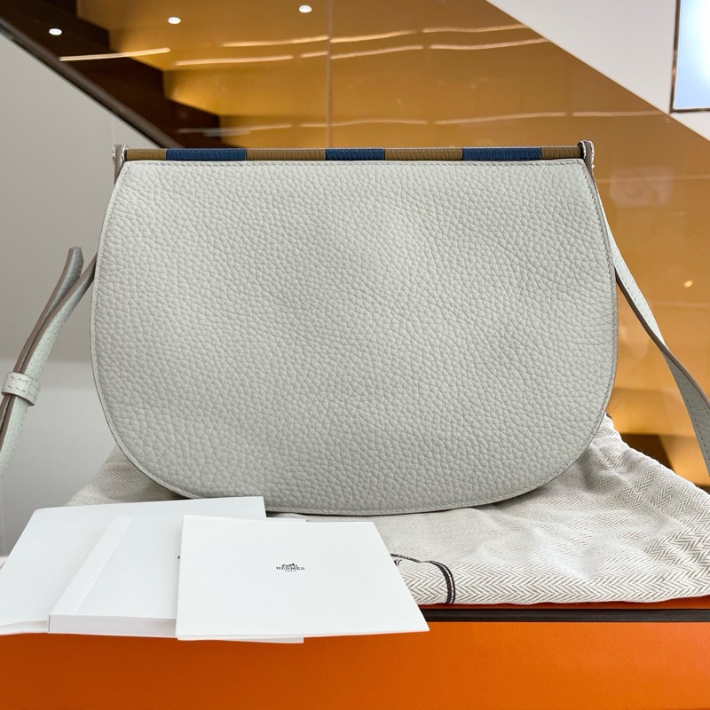 99新愛馬仕/HERMES 奶油白 sac saut 25 騎士包 斜挎包翻蓋馬鞍包 Y刻 原膜在 尺寸25x17x6cm 包裝盒 防塵袋 。-0