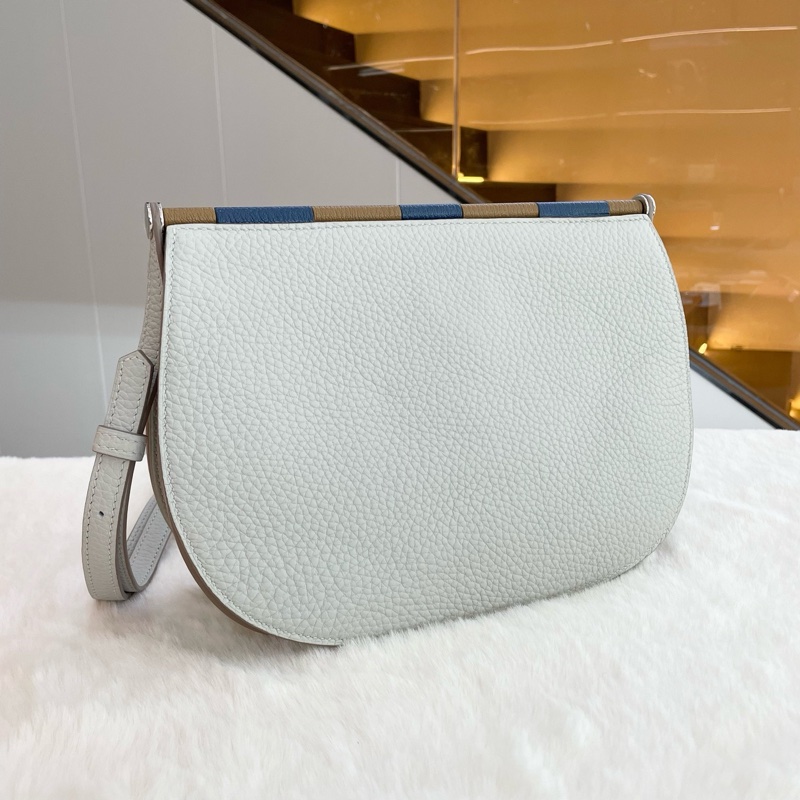 99新愛馬仕/HERMES 奶油白 sac saut 25 騎士包 斜挎包翻蓋馬鞍包 Y刻 原膜在 尺寸25x17x6cm 包裝盒 防塵袋 。-1