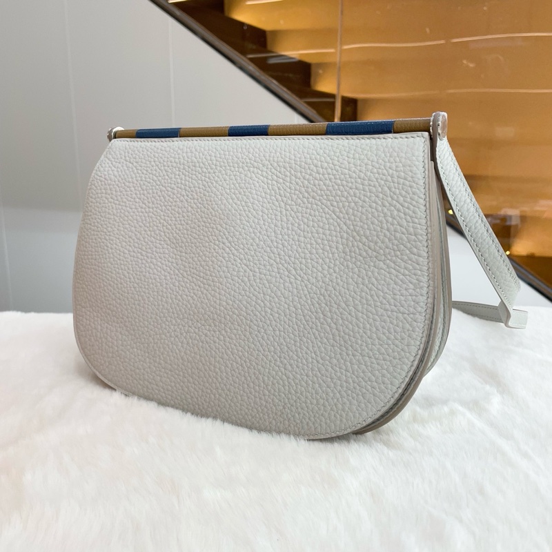 99新愛馬仕/HERMES 奶油白 sac saut 25 騎士包 斜挎包翻蓋馬鞍包 Y刻 原膜在 尺寸25x17x6cm 包裝盒 防塵袋 。-2