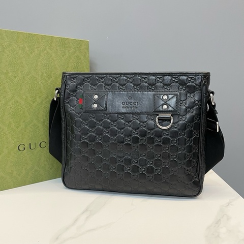 古馳/Gucci  黑色牛皮雙G壓花男士斜挎包 單肩包 尺寸32x9x28cm