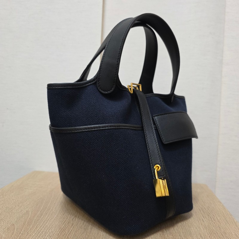 [ 稀少好物🥰撞包機率低 ] Hermes 深藍帆布黑Swift皮金釦Picotin18手提包-6