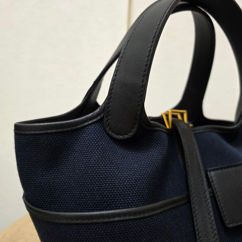 [ 稀少好物🥰撞包機率低 ] Hermes 深藍帆布黑Swift皮金釦Picotin18手提包-7