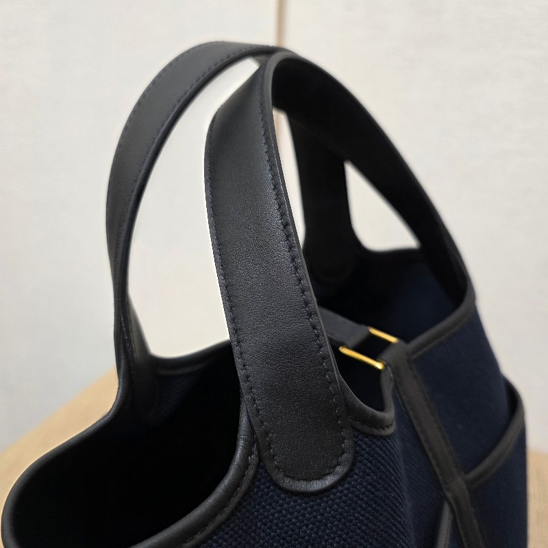 [ 稀少好物🥰撞包機率低 ] Hermes 深藍帆布黑Swift皮金釦Picotin18手提包-14