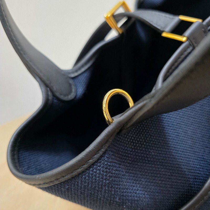 [ 稀少好物🥰撞包機率低 ] Hermes 深藍帆布黑Swift皮金釦Picotin18手提包-16