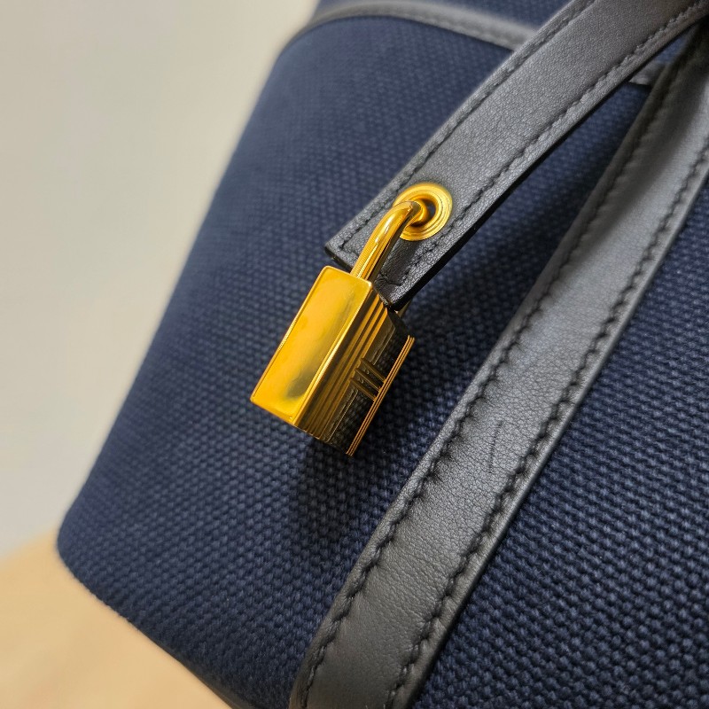 [ 稀少好物🥰撞包機率低 ] Hermes 深藍帆布黑Swift皮金釦Picotin18手提包-20