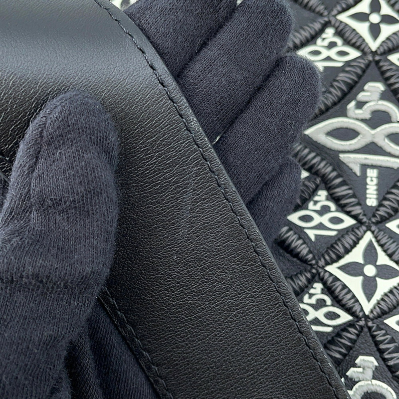 路易威登（Louis Vuitton）Capucines MM M57358 手袋，黑色，小牛皮材質，始於1854年。-12