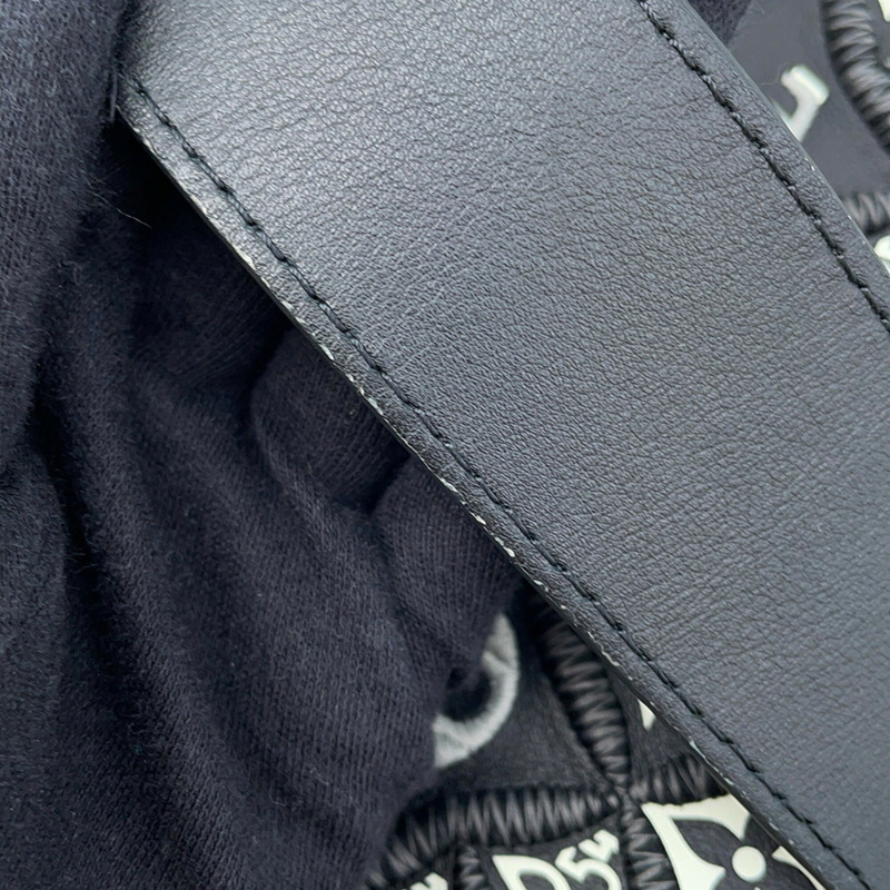 路易威登（Louis Vuitton）Capucines MM M57358 手袋，黑色，小牛皮材質，始於1854年。-13