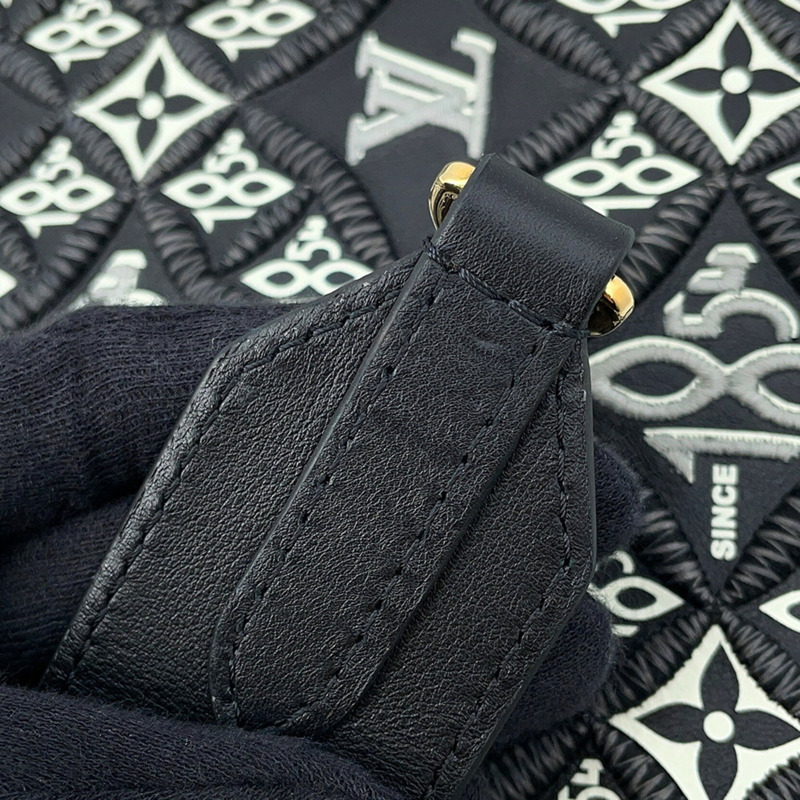 路易威登（Louis Vuitton）Capucines MM M57358 手袋，黑色，小牛皮材質，始於1854年。-14