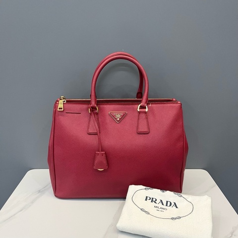 普拉達Prada西瓜紅大號殺手包 手提包  尺寸：36×15x25  防塵袋。