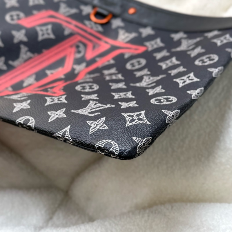 LV限量款倒LV大logo 中性款手拿包-4