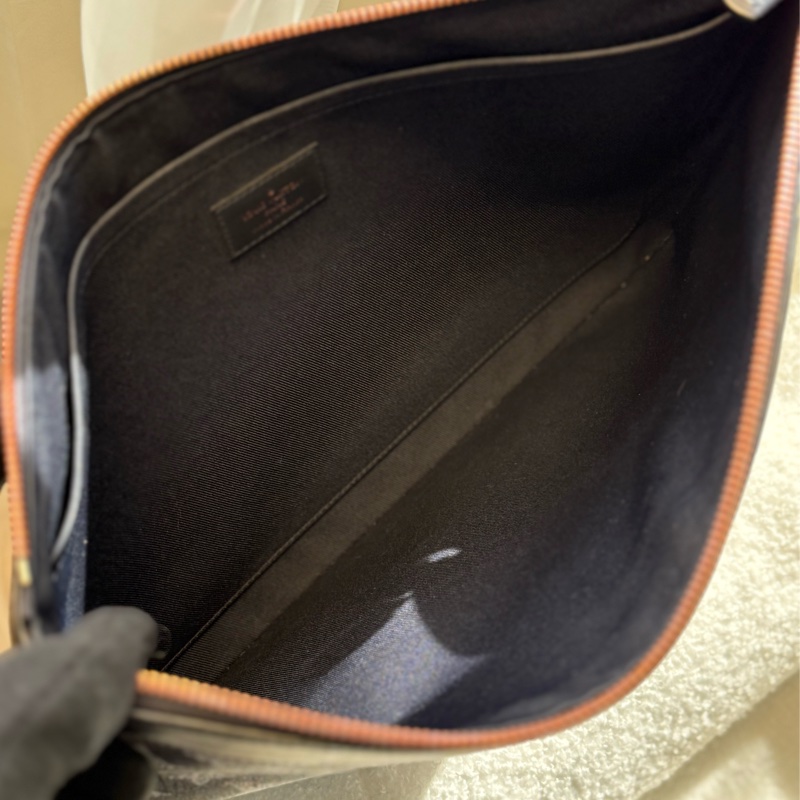 LV限量款倒LV大logo 中性款手拿包-5