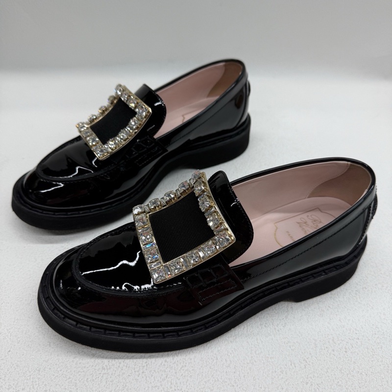 Roger Vivier/RV 黑金色 鑽扣樂福鞋 黑色漆皮材質 搭配方扣水鑽 尺碼：37碼-0