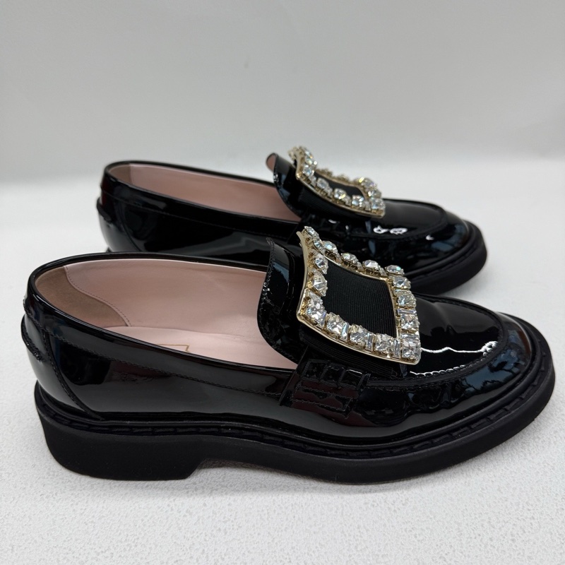 Roger Vivier/RV 黑金色 鑽扣樂福鞋 黑色漆皮材質 搭配方扣水鑽 尺碼：37碼-3