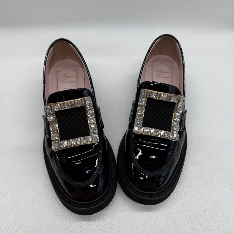 Roger Vivier/RV 黑金色 鑽扣樂福鞋 黑色漆皮材質 搭配方扣水鑽 尺碼：37碼-5