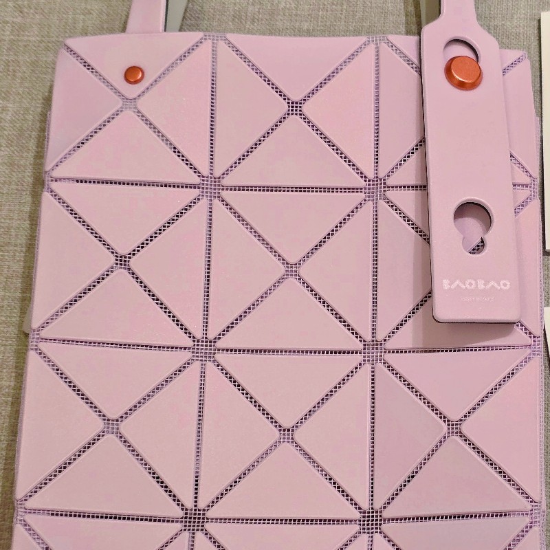 BAOBAO 三宅一生 限定款 日本京都旗艦店購入
2025年限量款
鑽石包,粉色/小號
9.8新-5